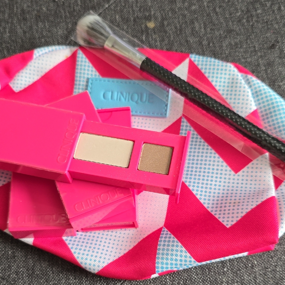 Clinique 4 Pc Eyeshadow MODT Brush And Bag